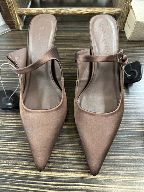 Vist Large View of Product Image Which is Used Unbranded Low Heels 9