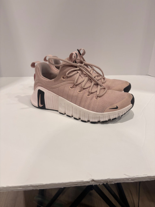 Vist Large View of Product Image Which is Used Nike Performance Shoes 7