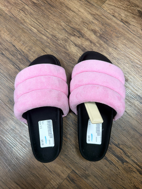 Vist Large View of Product Image Which is Used Unbranded Flats 5.5