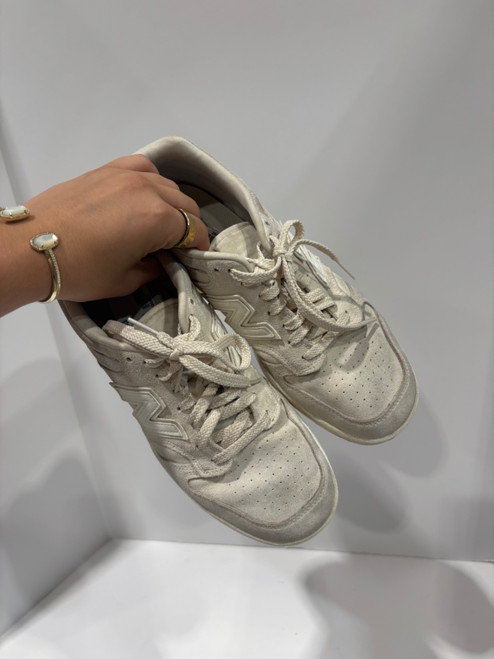 Vist Large View of Product Image Which is Used New Balance Casual Shoes 9.5