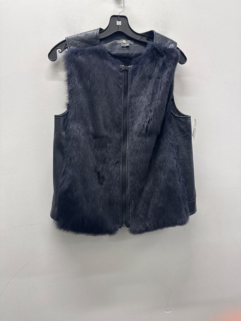 Vist Large View of Product Image Which is Used Navy Vince Lightweight Vest S-4/6