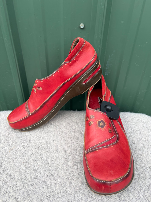 Vist Large View of Product Image Which is Used Spring Step Clogs 11