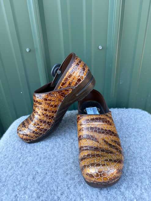 Vist Large View of Product Image Which is Used Sanita Clogs 8.5