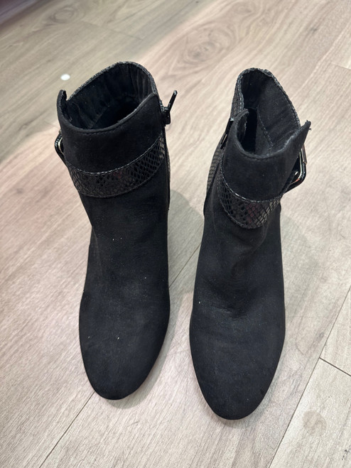 Vist Large View of Product Image Which is Used Karen Scott Ankle Boots 8