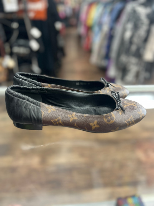 Vist Large View of Product Image Which is Used Louis Vuitton Flats 8