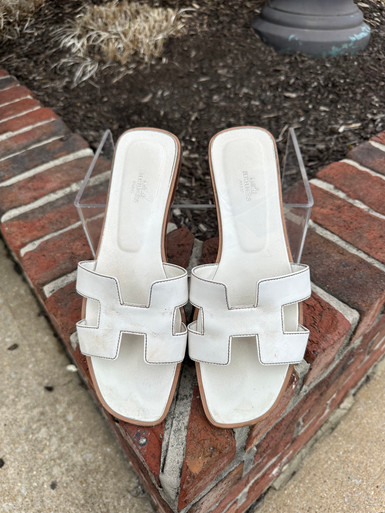 高級感と快適さを♪【HERMES】Oran sandal / Etoupe Hermes Women's Etoupe Oran Sandal 37.5 Shoes – MAISON de LUXE