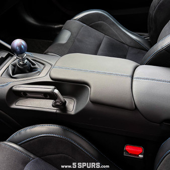 2024-2026 Ford Mustang: Cupholder Armrest