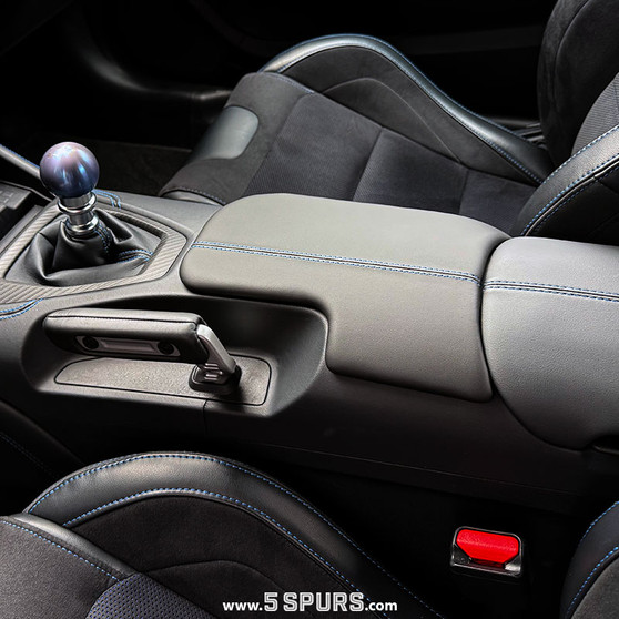 2024-2026 Ford Mustang: Cupholder Armrest 2024-2026 Ford Mustang: Cupholder Armrest