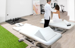 Silhouet-Tone ETNA Electric Lift Massage Table, 31.5'', 2" Cushions + Headrest, Pictured in Spa with Bolster