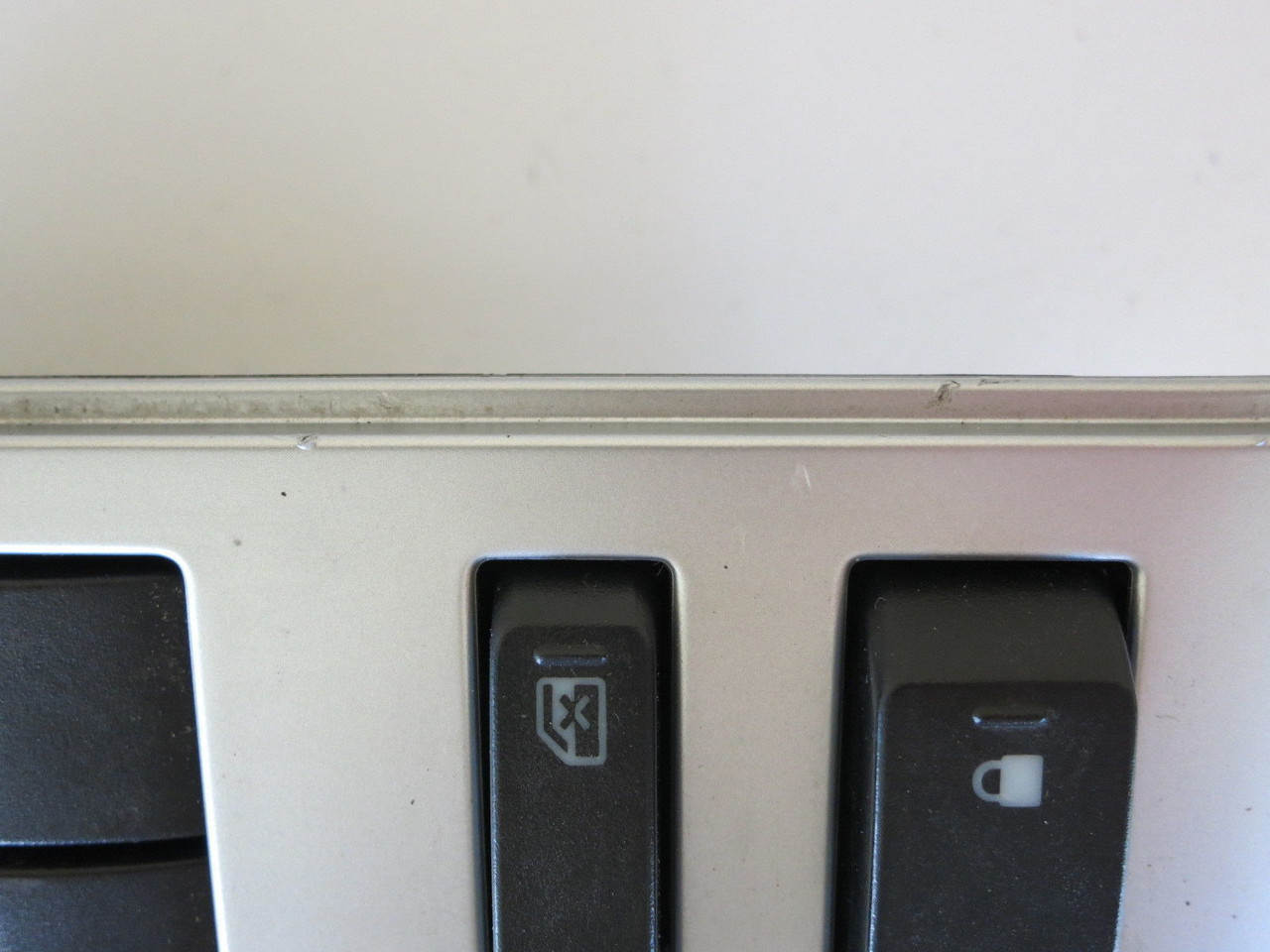 08 09 10 MOUNTAINEER BEZEL TRIM DRIVERS SIDE LEFT MASTER WINDOW SWITCH OEM M3352