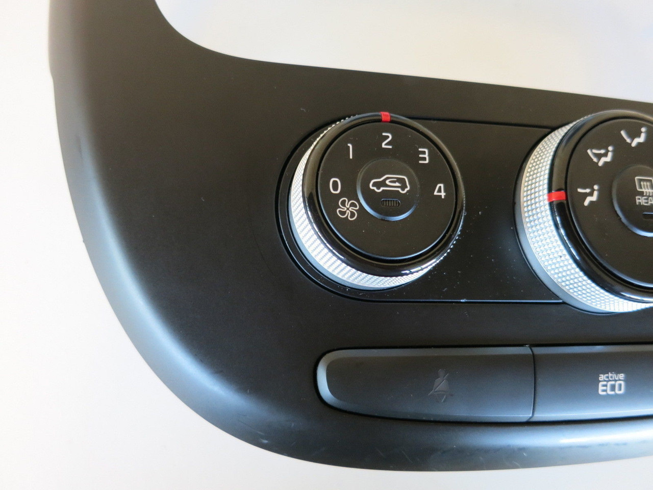 14 15 KIA SOUL BEZEL TRIM CLIMATE CONTROL PANEL TEMP UNIT A/C HEATER OEM CC1693 14 15 KIA SOUL BEZEL TRIM CLIMATE CONTROL PANEL TEMP UNIT A/C HEATER OEM CC1693