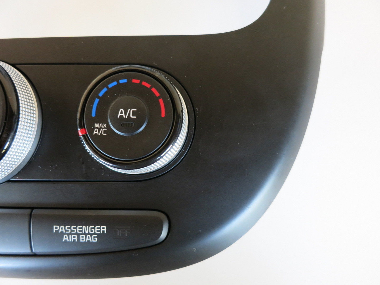 14 15 KIA SOUL BEZEL TRIM CLIMATE CONTROL PANEL TEMP UNIT A/C HEATER OEM CC1693 14 15 KIA SOUL BEZEL TRIM CLIMATE CONTROL PANEL TEMP UNIT A/C HEATER OEM CC1693