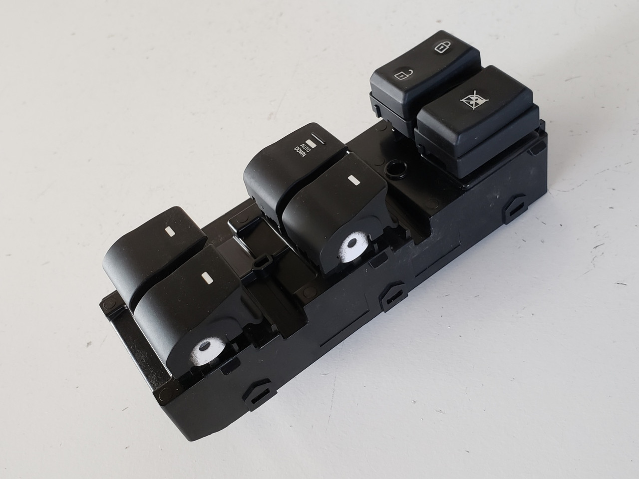 17 18 Hyundai Elantra Drivers Side Left Master Window Switch OEM 17 18 Hyundai Elantra Drivers Side Left Master Window Switch OEM