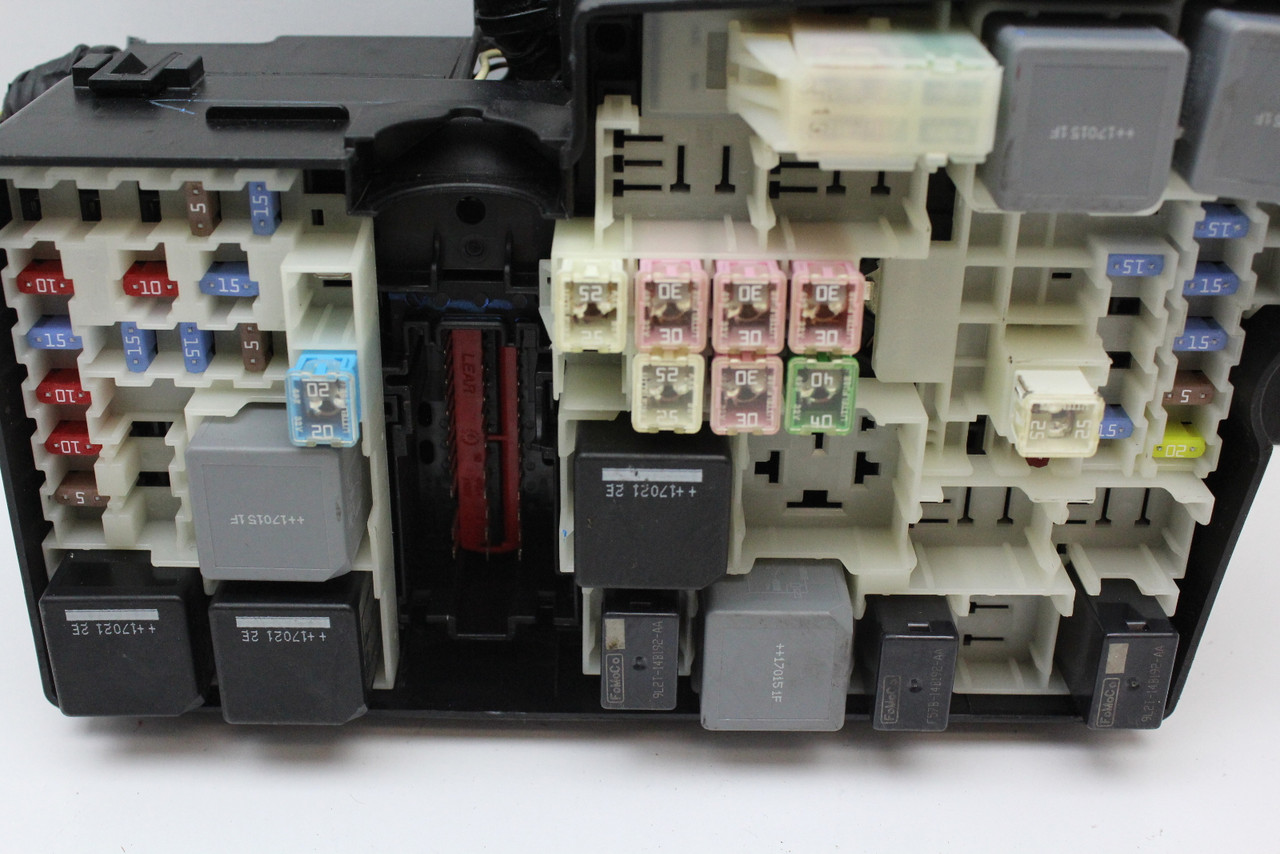 17 18 Ford Focus 2.0L AV6T-14A067-AD Fusebox Fuse Box Junction Relay Module