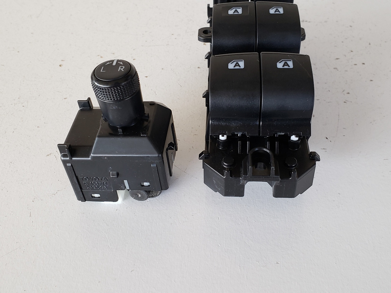 18 Toyota Camry 84040-33170 Drivers Side Left Master Window & Mirror Switch OEM 18 Toyota Camry 84040-33170 Drivers Side Left Master Window & Mirror Switch OEM