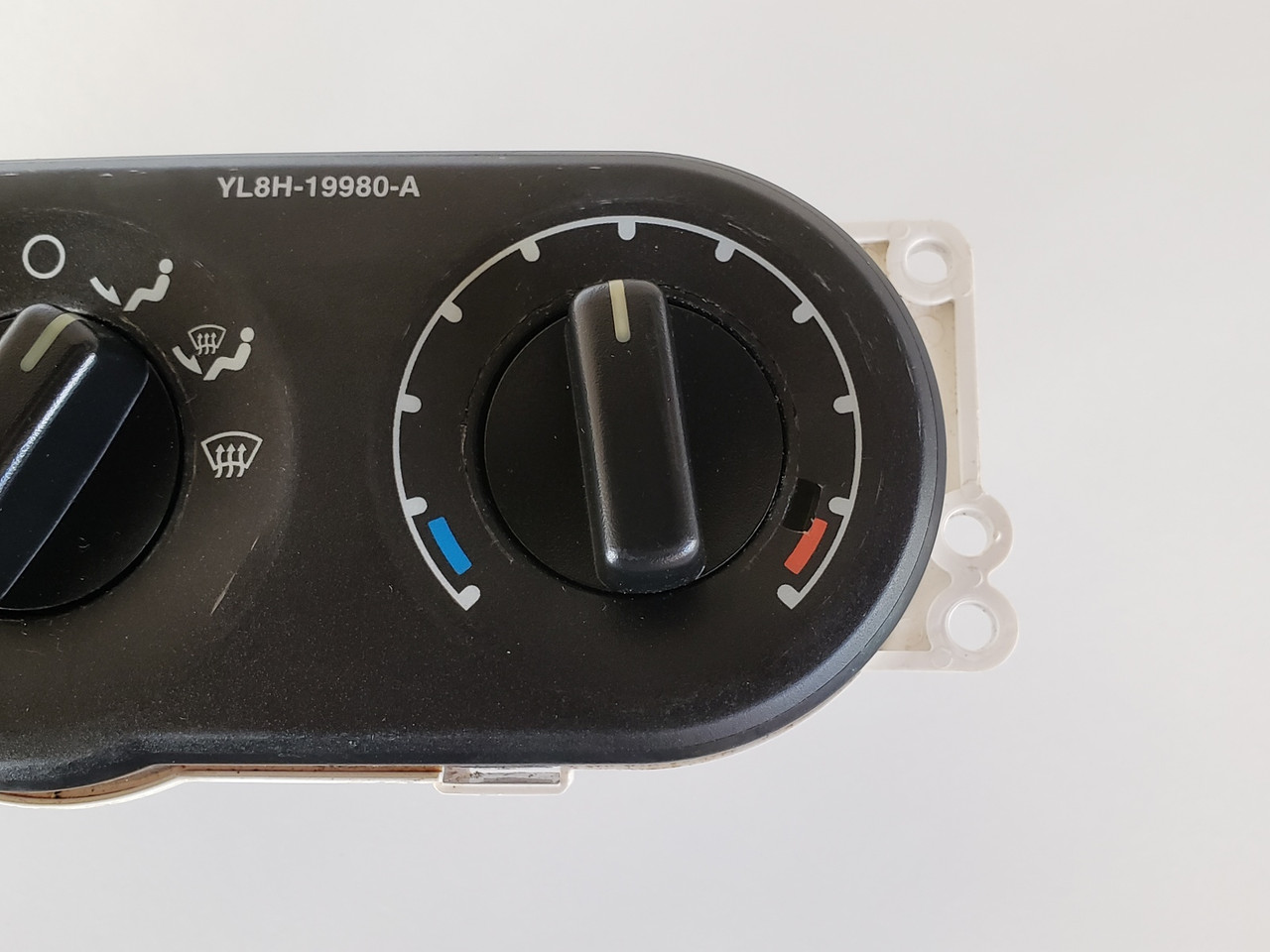 02-07 Ford Escape YL8H-19980-A Climate Control Panel Temperature Unit A/C Heater