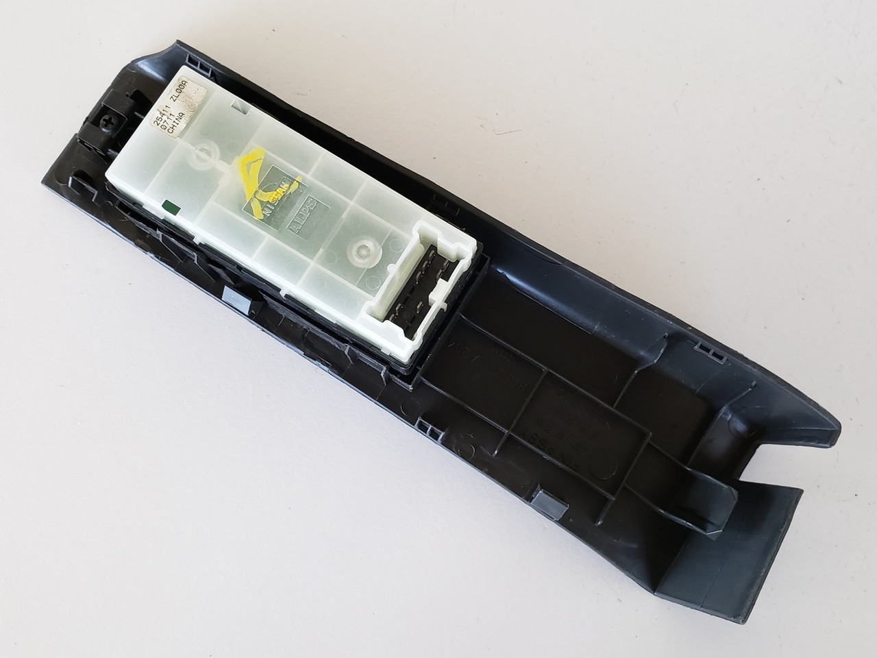 05-06 Nissan Xterra 25411 ZL00A Right Front Passenger Window Switch OEM