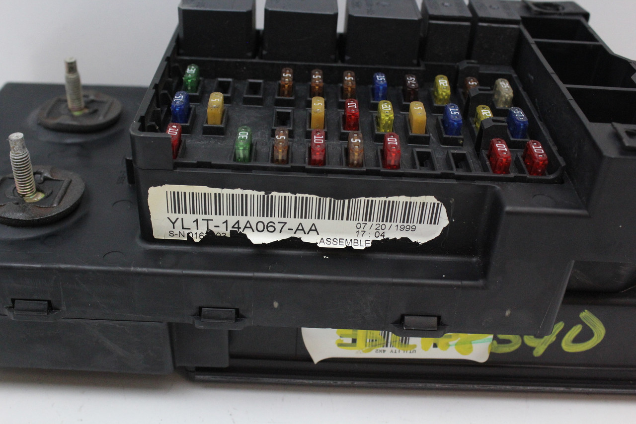 00-02 Ford Expedition YL1T-14A067-AA Fusebox Fuse Box Relay Unit