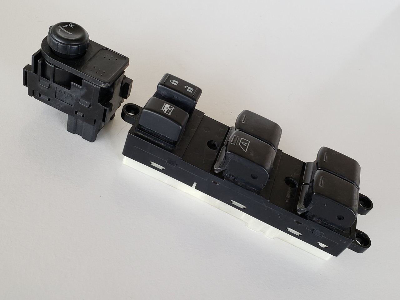 08-09 Nissan Sentra 25401 ZJ60A Drivers Side Left Master Window Switch OEM