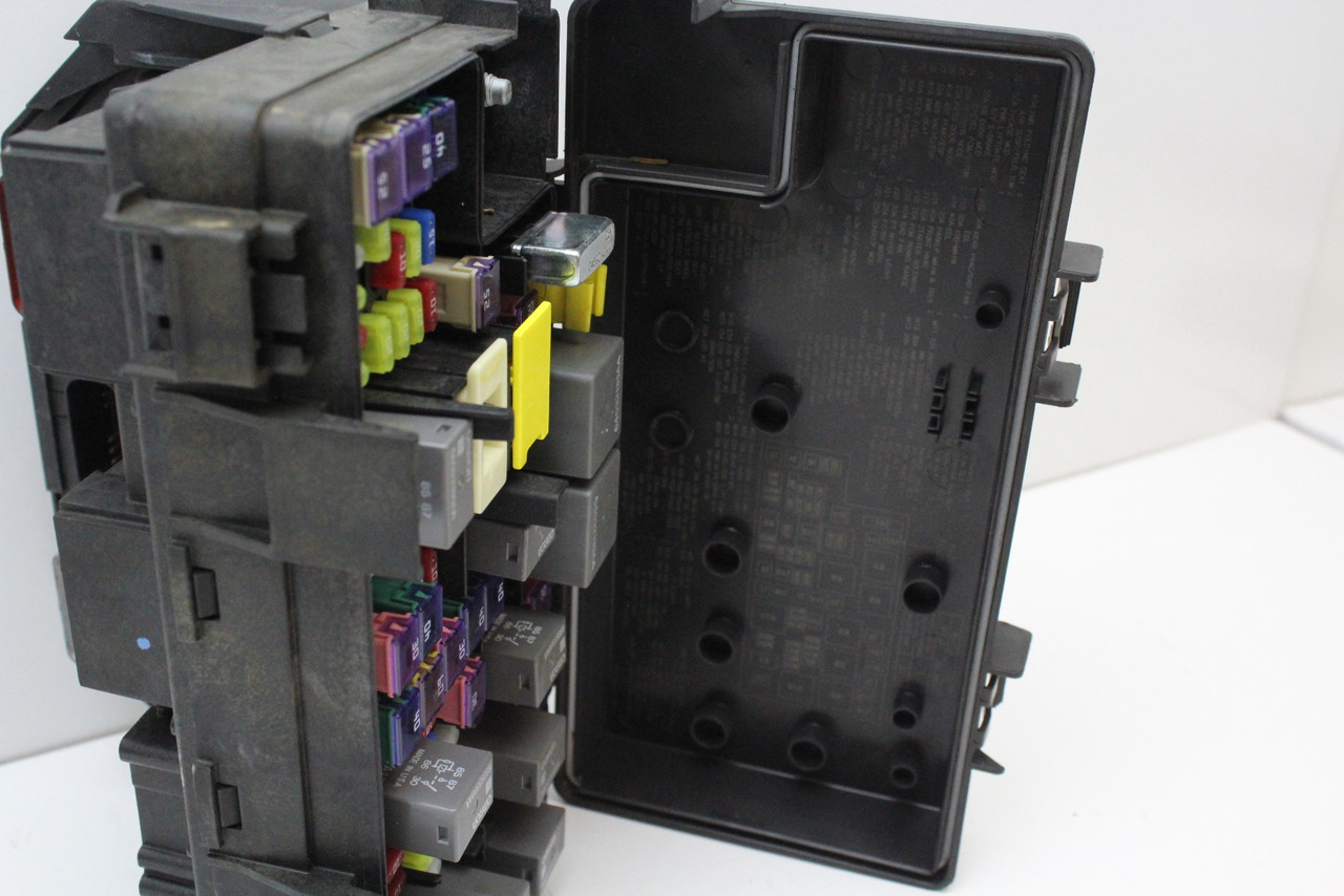 2011 11 Dodge Caravan 04692335AH Fusebox Fuse Box Relay Unit Module