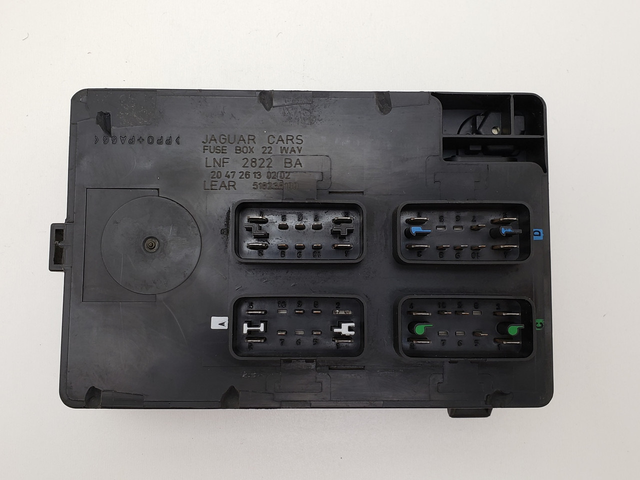 2000-2003 Jaguar XJ8 LNF 2822 BA  Fuse Box Fusebox Assembly