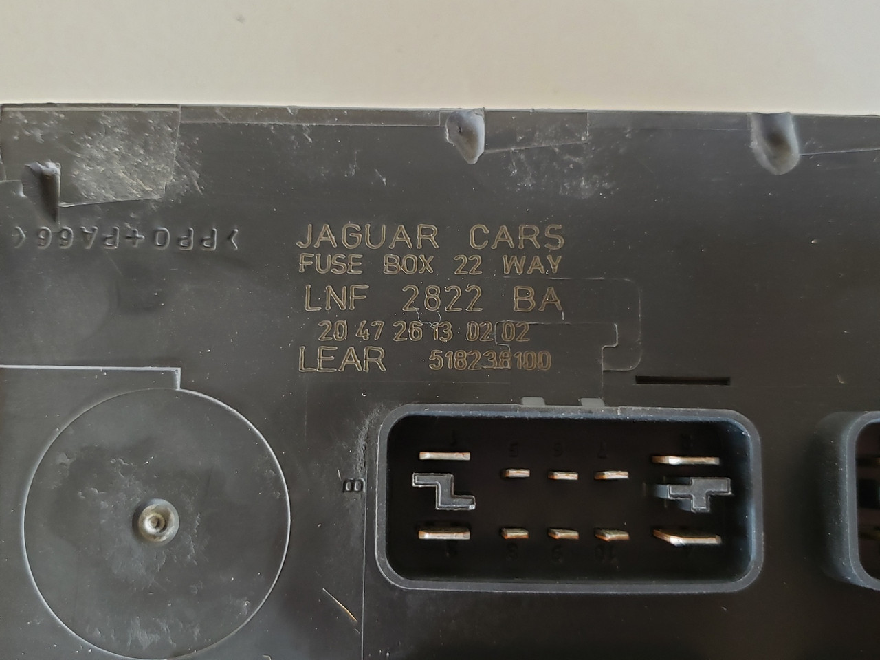 2000-2003 Jaguar XJ8 LNF 2822 BA  Fuse Box Fusebox Assembly