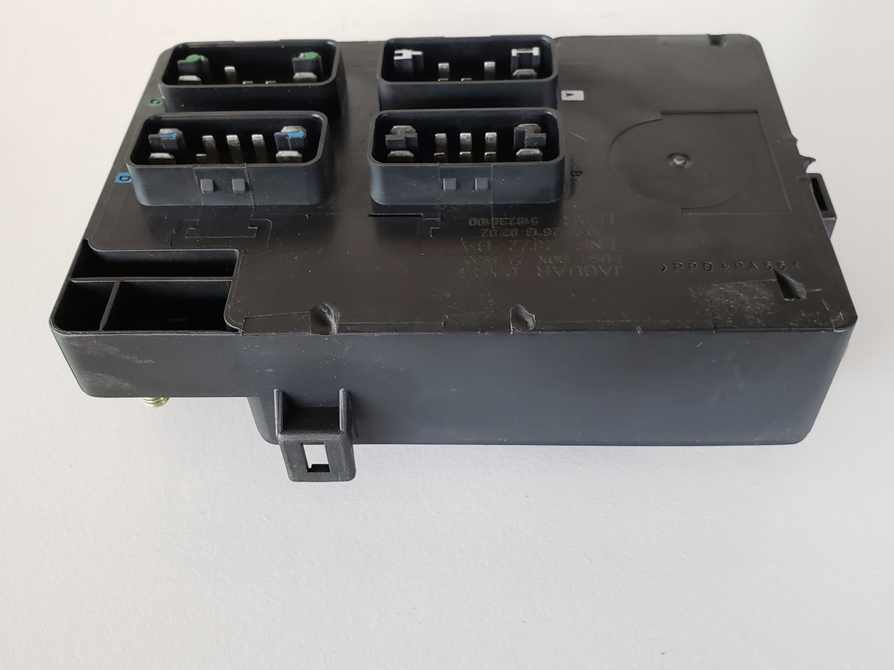2000-2003 Jaguar XJ8 LNF 2822 BA  Fuse Box Fusebox Assembly