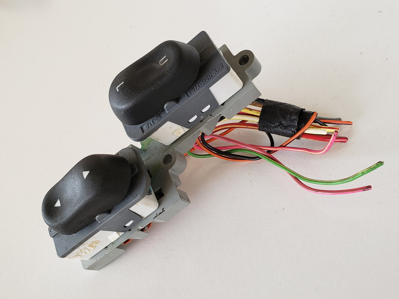 98-02 Ford Crown Victoria XW7T-14017-AAW Right Front Passenger Window Switch OEM 98-02 Ford Crown Victoria XW7T-14017-AAW Right Front Passenger Window Switch OEM