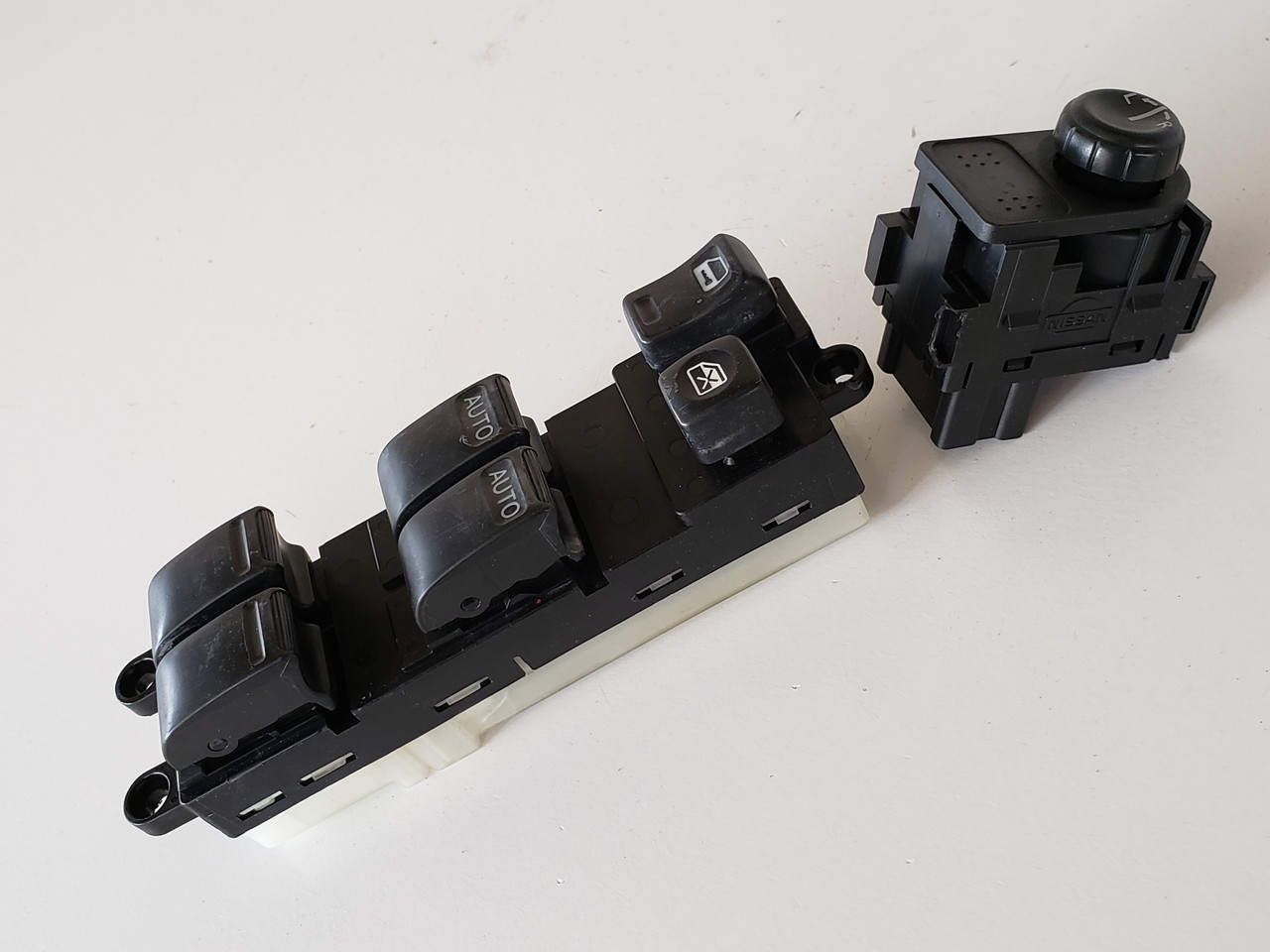 02-04 Nissan Altima 25401 8J000 Drivers Side Left Master Window Switch OEM