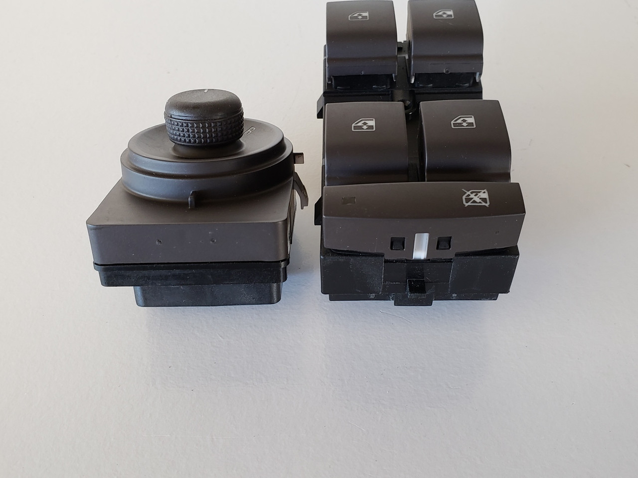 13-16 Buick Encore 13305374 Drivers Side Left Master Window Switch OEM 13-16 Buick Encore 13305374 Drivers Side Left Master Window Switch OEM