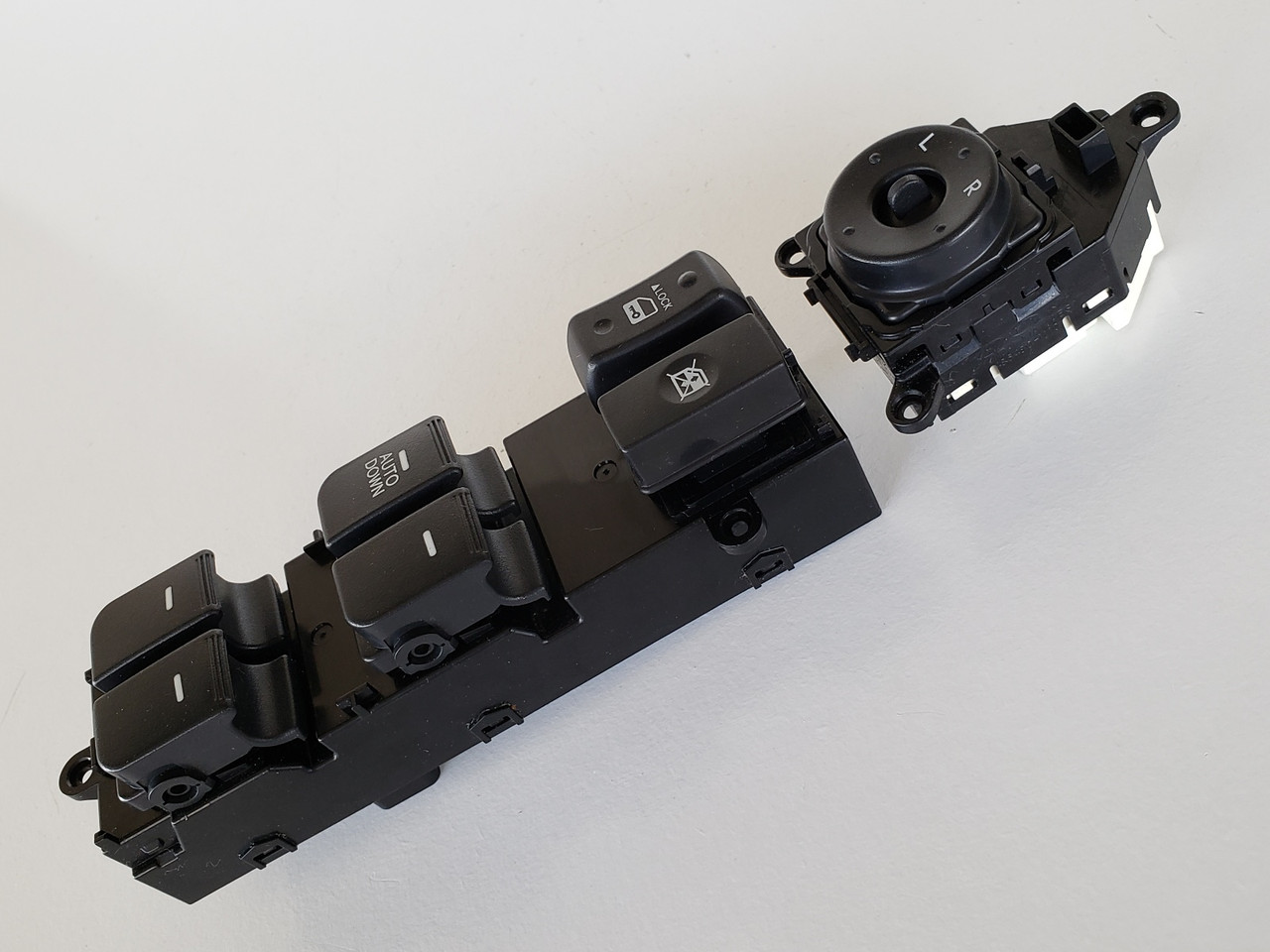 10-13 Kia Soul 93570-2K010 Drivers Side Left Master Window Switch OEM 10-13 Kia Soul 93570-2K010 Drivers Side Left Master Window Switch OEM