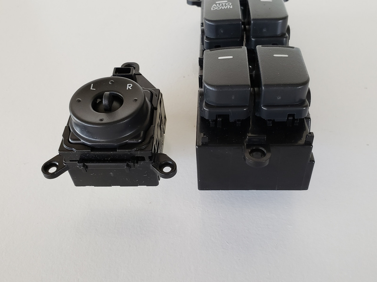 10-13 Kia Soul 93570-2K010 Drivers Side Left Master Window Switch