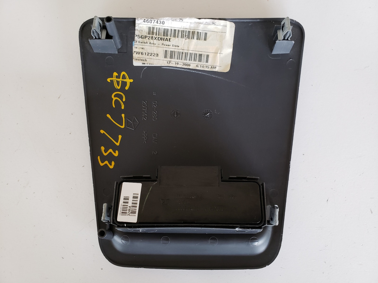 05-07 Jeep Liberty 56010091 Floor Console Rear Window Switch