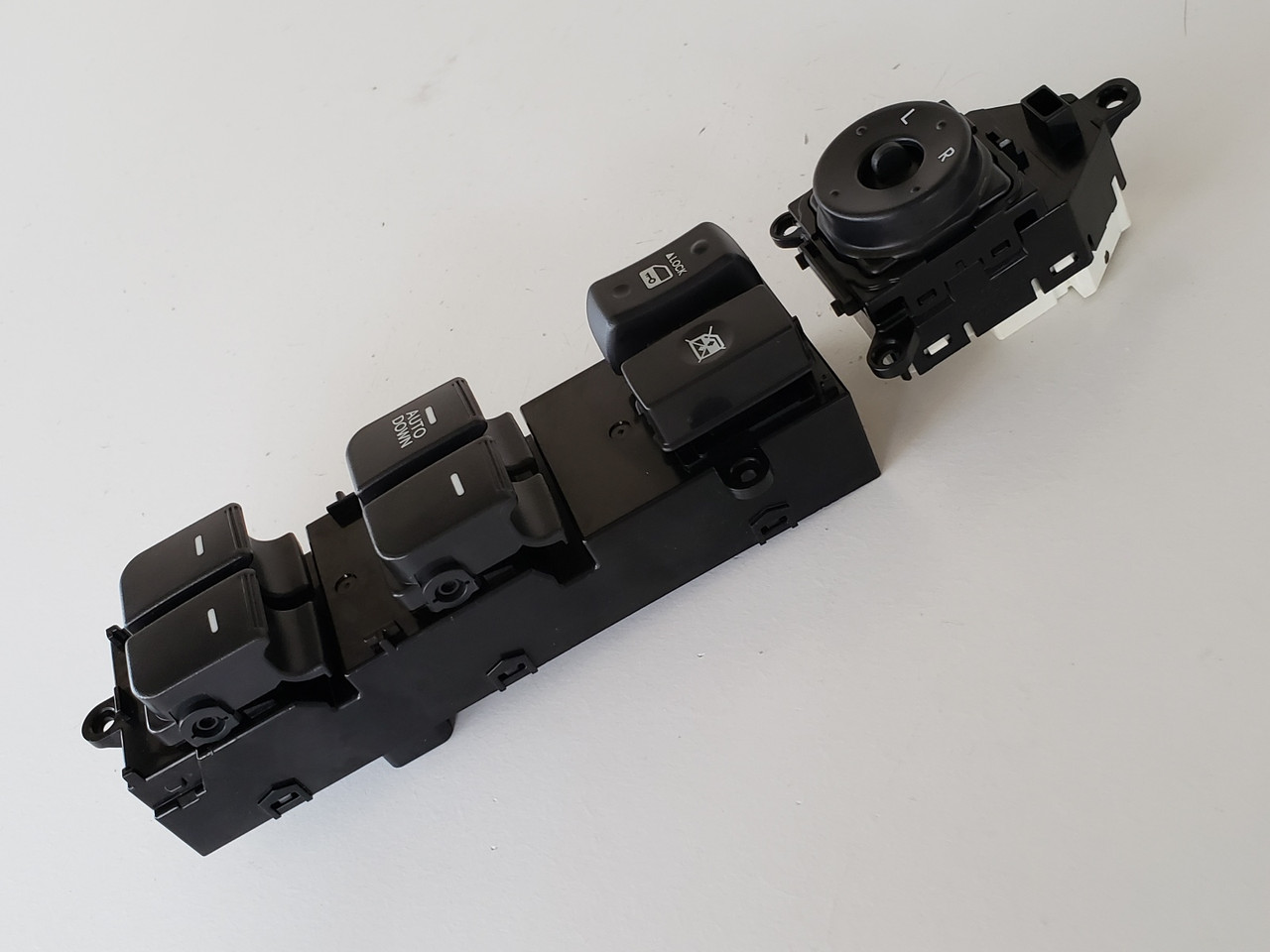 10-13 Kia Soul 93570-2K000 Drivers Side Left Master Window Switch OEM 10-13 Kia Soul 93570-2K000 Drivers Side Left Master Window Switch OEM