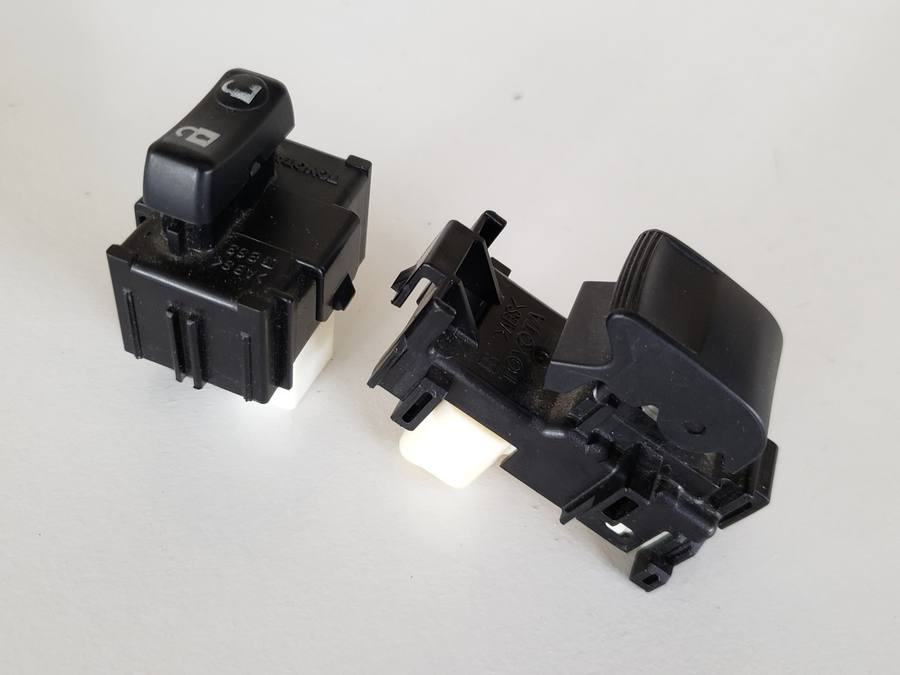 09-13 Toyota Corolla 74231-12880 Right Front Passenger Window Switch OEM 09-13 Toyota Corolla 74231-12880 Right Front Passenger Window Switch OEM