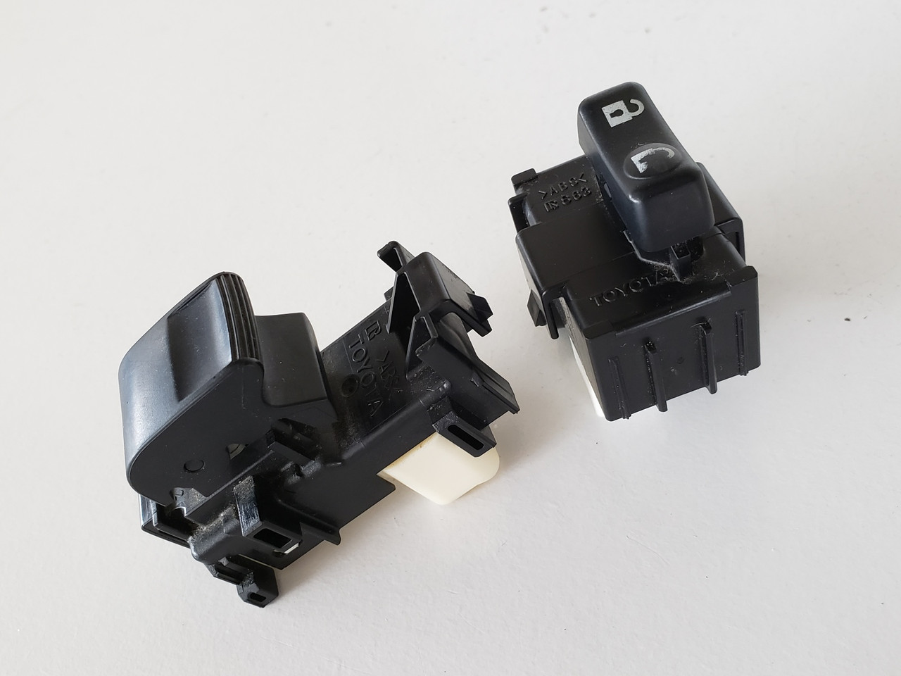 09-13 Toyota Corolla 74231-12880 Right Front Passenger Window Switch OEM 09-13 Toyota Corolla 74231-12880 Right Front Passenger Window Switch OEM