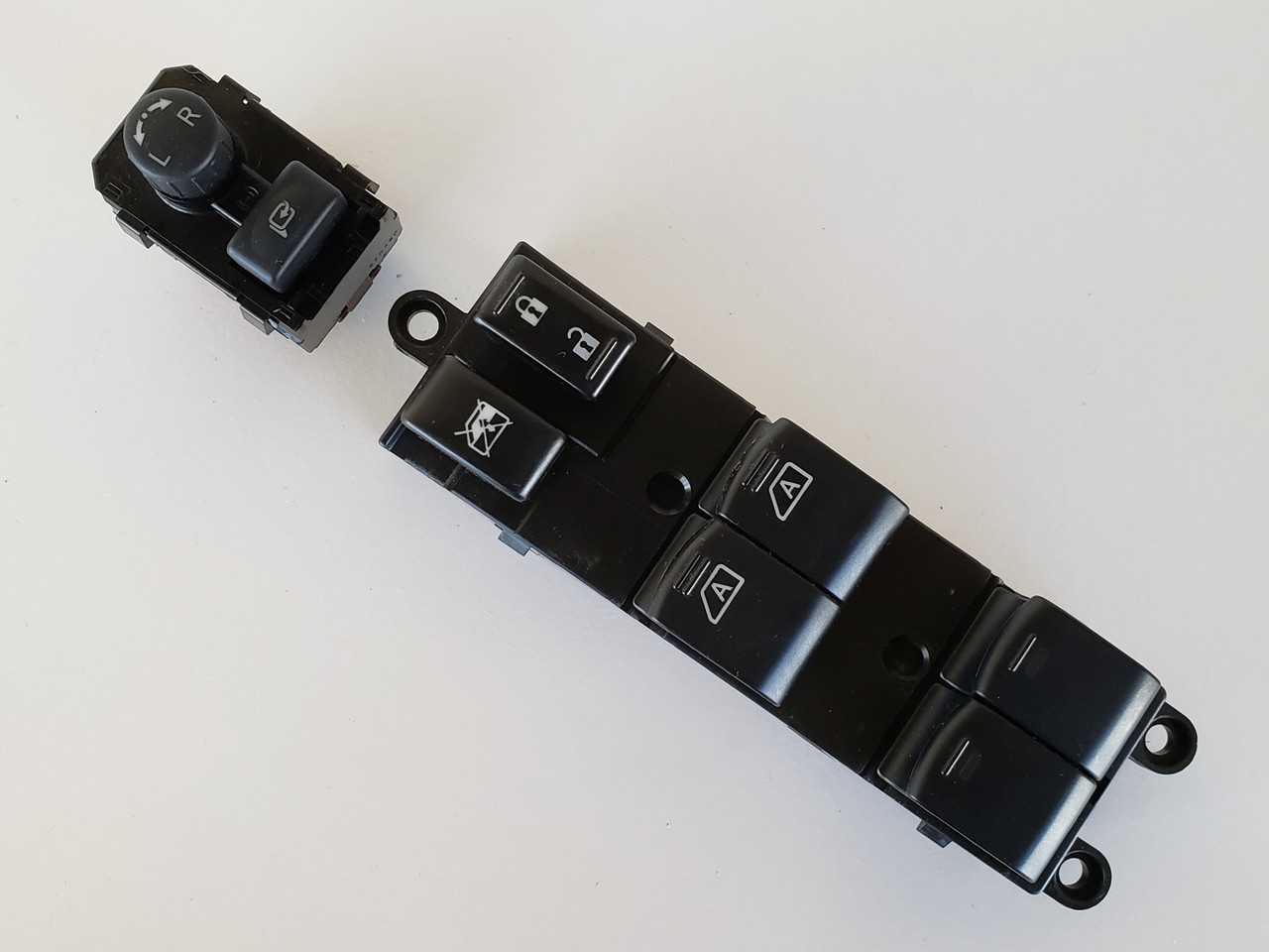 08-15 Nissan Armada 25401 ZQ00A Drivers Side Left Master Window