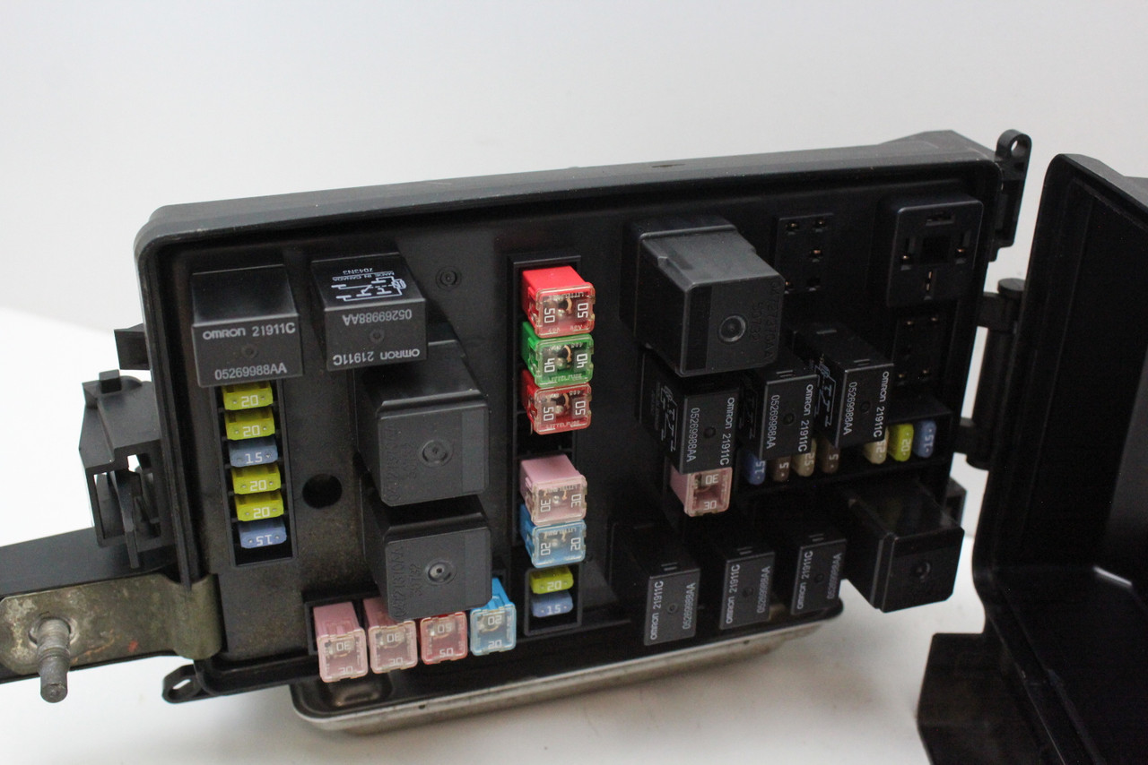 2007 07 Chrysler 300 P04692234AD BCM Fusebox Fuse Box Relay