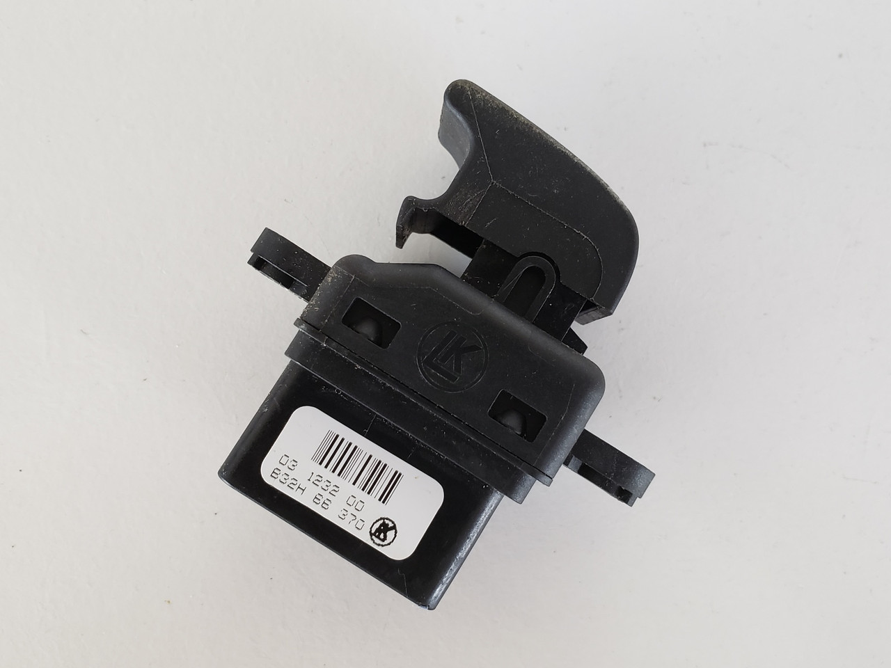 04-09 Mazda 3 B23H 66 370 Left / Right Rear Passenger Window Switch OEM