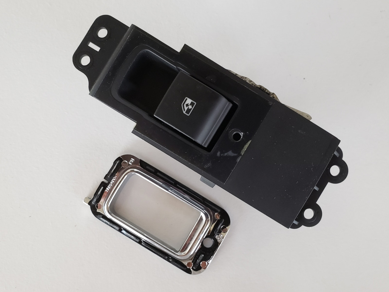 14-20 Chevy Impala 23466799 Left / Right Rear Passenger Window Switch OEM 14-20 Chevy Impala 23466799 Left / Right Rear Passenger Window Switch OEM