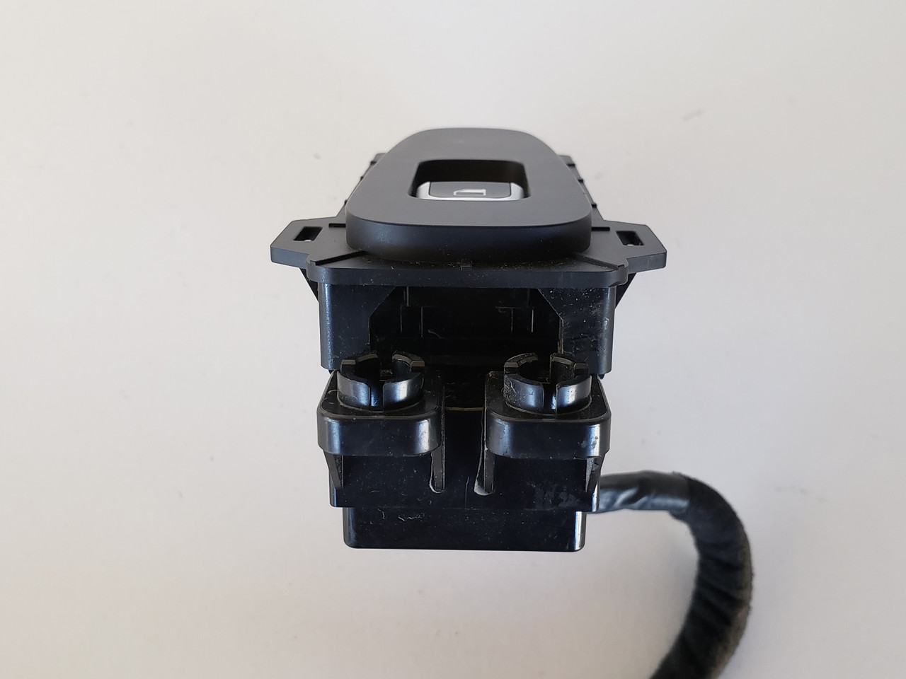 18-19 Kia Stinger 93580-J5010 Right Rear Passenger Window Switch OEM 18-19 Kia Stinger 93580-J5010 Right Rear Passenger Window Switch OEM