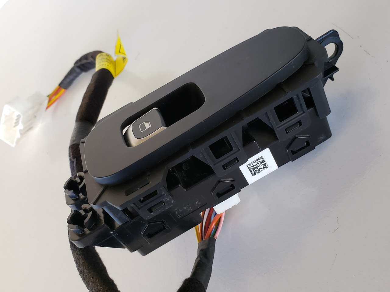 18-19 Kia Stinger 93580-J5010 Right Rear Passenger Window Switch OEM 18-19 Kia Stinger 93580-J5010 Right Rear Passenger Window Switch OEM