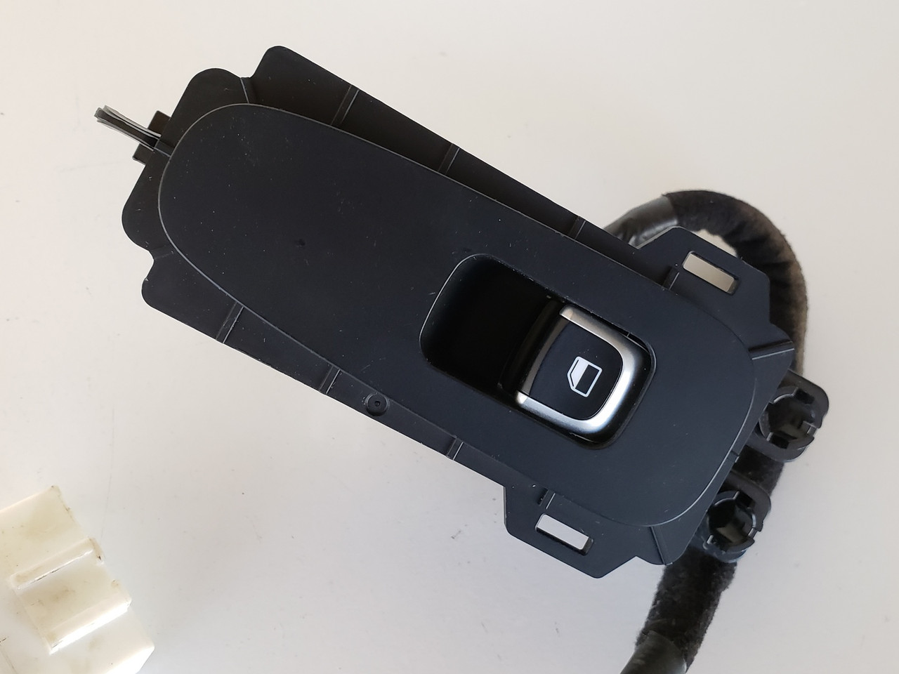 18-19 Kia Stinger 93580-J5010 Right Rear Passenger Window Switch OEM 18-19 Kia Stinger 93580-J5010 Right Rear Passenger Window Switch OEM