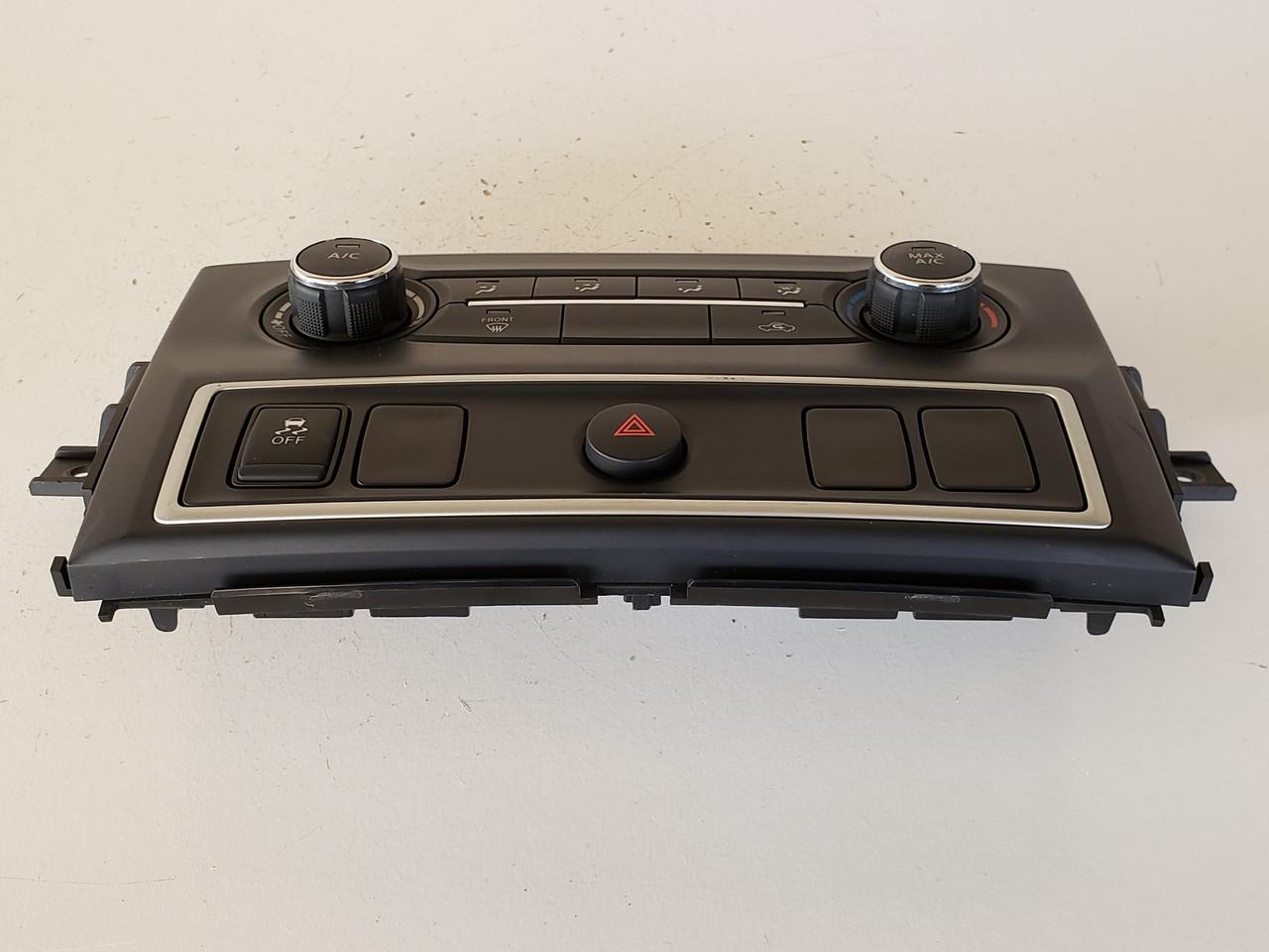 16 17 18 Nissan Titan XD Climate Control Panel Temperature Unit A/C Heater 16 17 18 Nissan Titan XD Climate Control Panel Temperature Unit A/C Heater