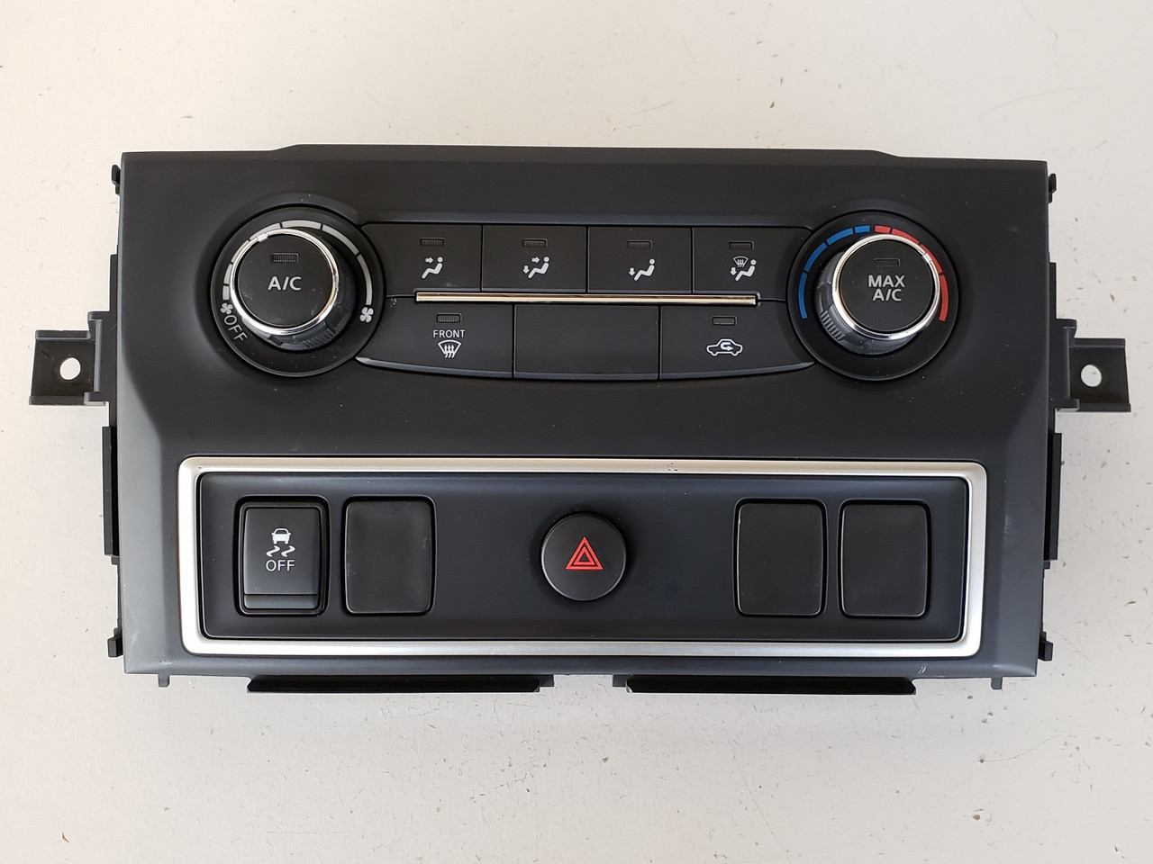 16 17 18 Nissan Titan XD Climate Control Panel Temperature Unit A/C Heater 16 17 18 Nissan Titan XD Climate Control Panel Temperature Unit A/C Heater