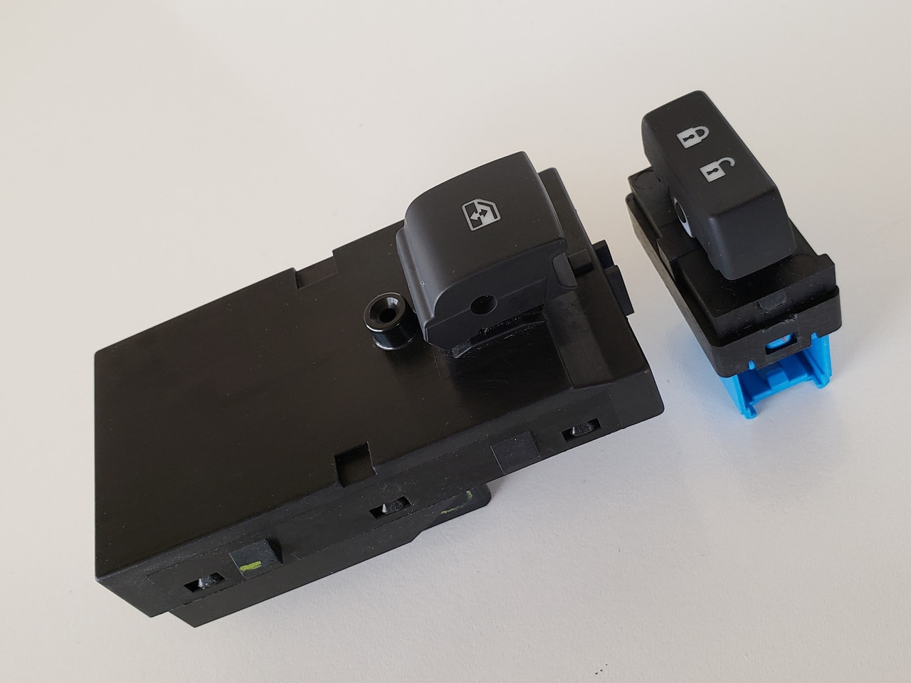 17-20 Chevy Trax 22819399 Right Front Passenger Window & Lock Switch OEM