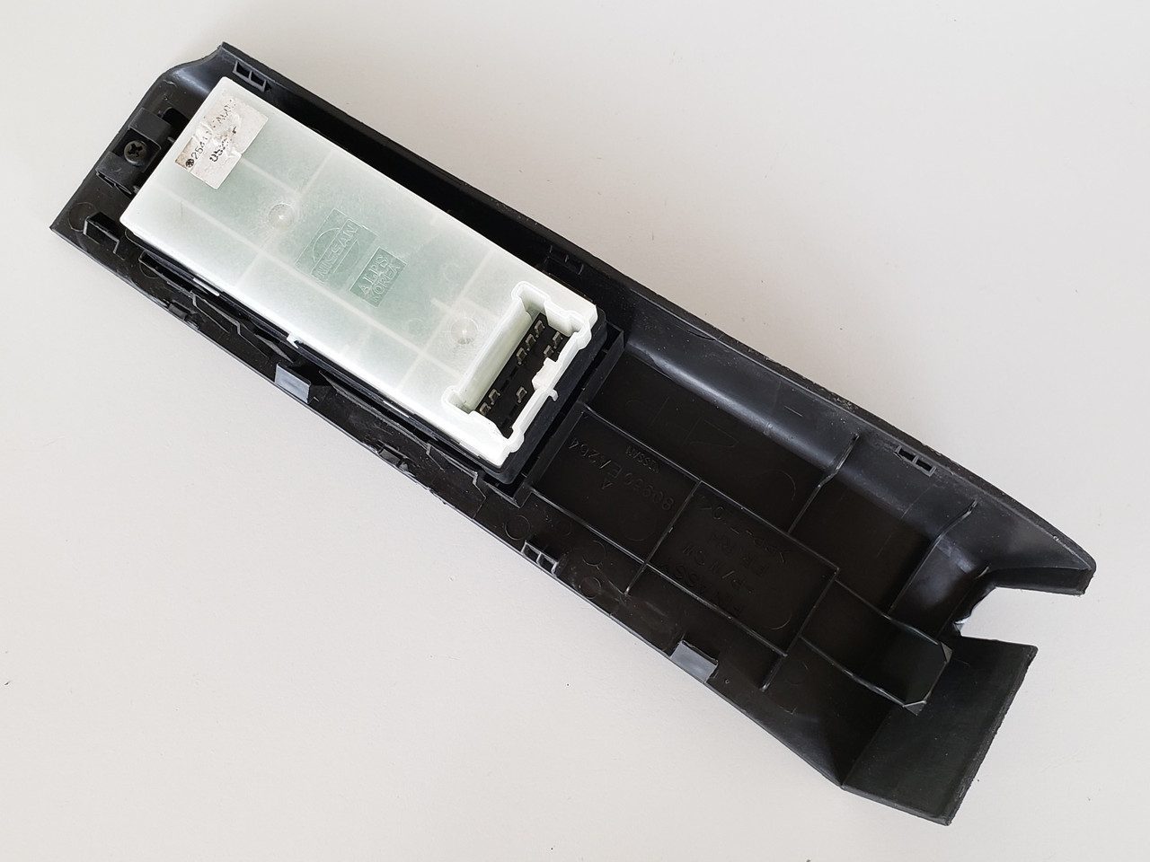 05-06 Nissan Xterra 25411 2L00A Right Front Passenger Window Switch OEM