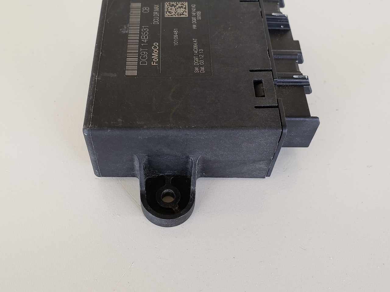 2014-2015 Ford Fusion DG9T 14B531 CB Door Control Module