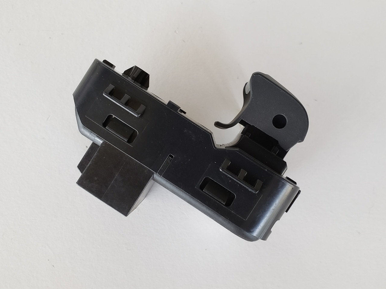 19 Cadillac XT5 84161544 Left & Right Rear Passenger Window Switch OEM 19 Cadillac XT5 84161544 Left & Right Rear Passenger Window Switch OEM