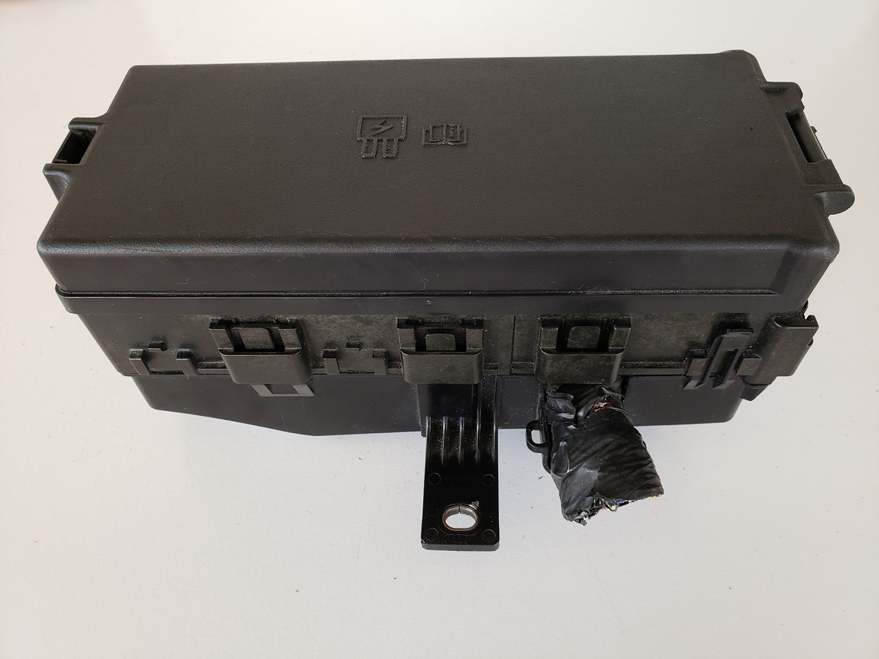 2012-2014 Ford Mustang AR3T-14A003-AB Fusebox Fuse Box Relay Unit Module